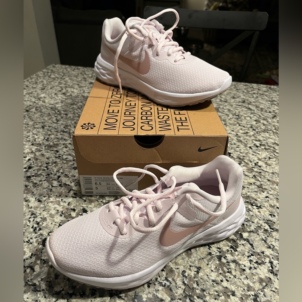 ⭐️ Women’s Nike revolution 6 shoes, women’s size 6.5